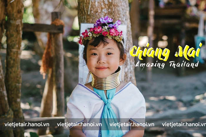 Em bé dân tộc cổ dài ở Chiang Mai