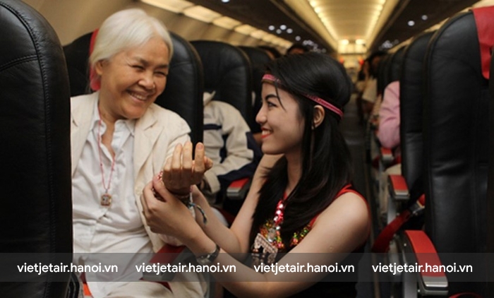 Các tiếp viên của Vietjet luôn dành sự chăm sóc chu đáo cho hành khách